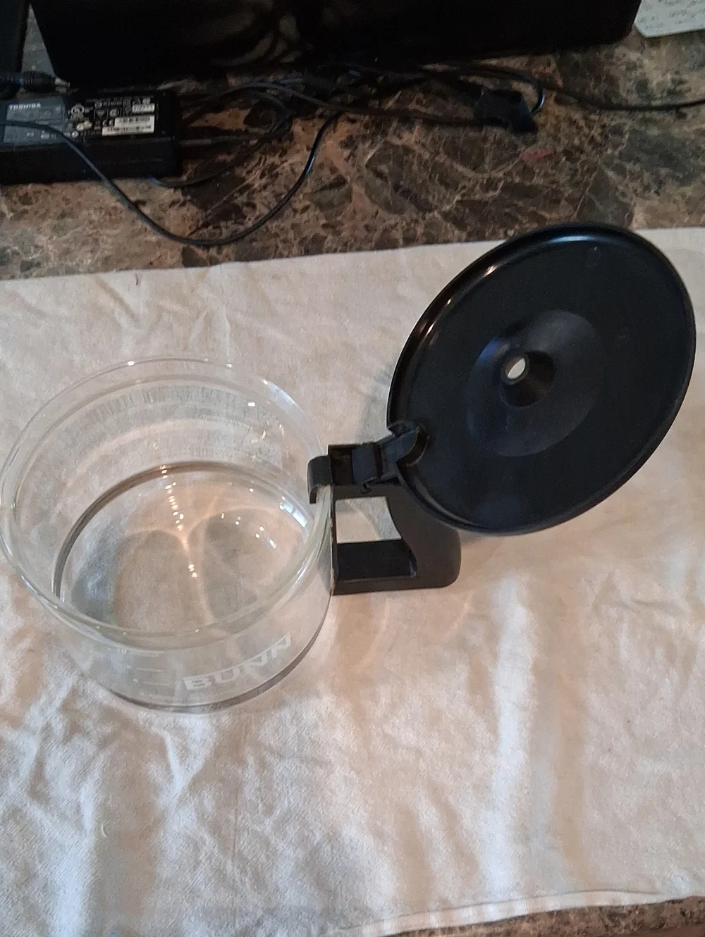 Bunn 10-cup replacement‎ glass carafe featuring a black lid and handle.
